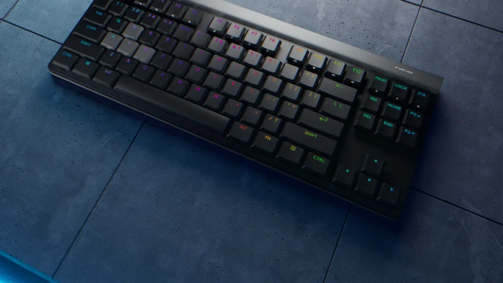 Logitech G515 RAPID TKL на тёмном столе с подсветкой LIGHTSYNC RGB