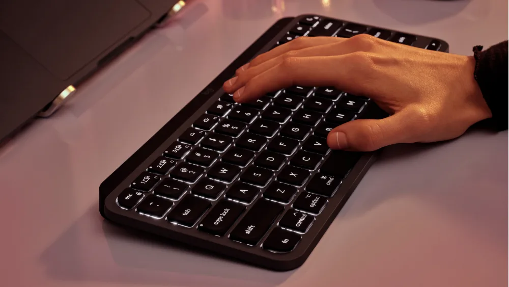 control va option yozuvli yoritilgan MX Keys Mini for Mac tugmalari