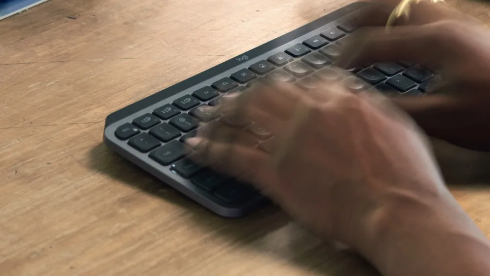 Logitech MX Keys Mini Graphite da yozayotgan qoʻllar