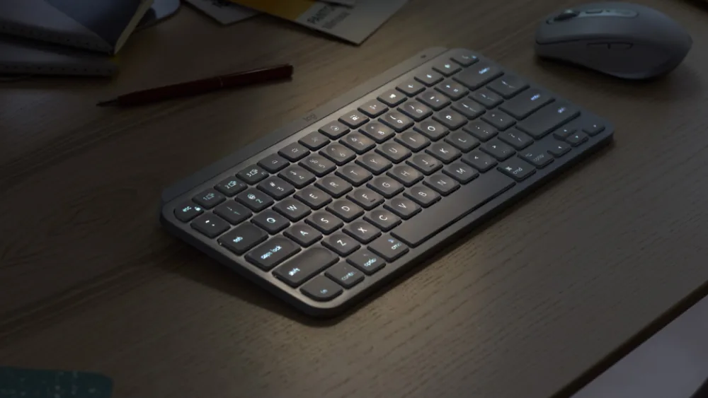 Yarim qorongʻida tugmalari yoritilgan MX Keys Mini Graphite