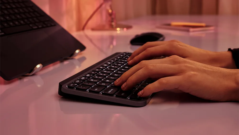 Noutbuk yonida MX Keys Mini da matn terish