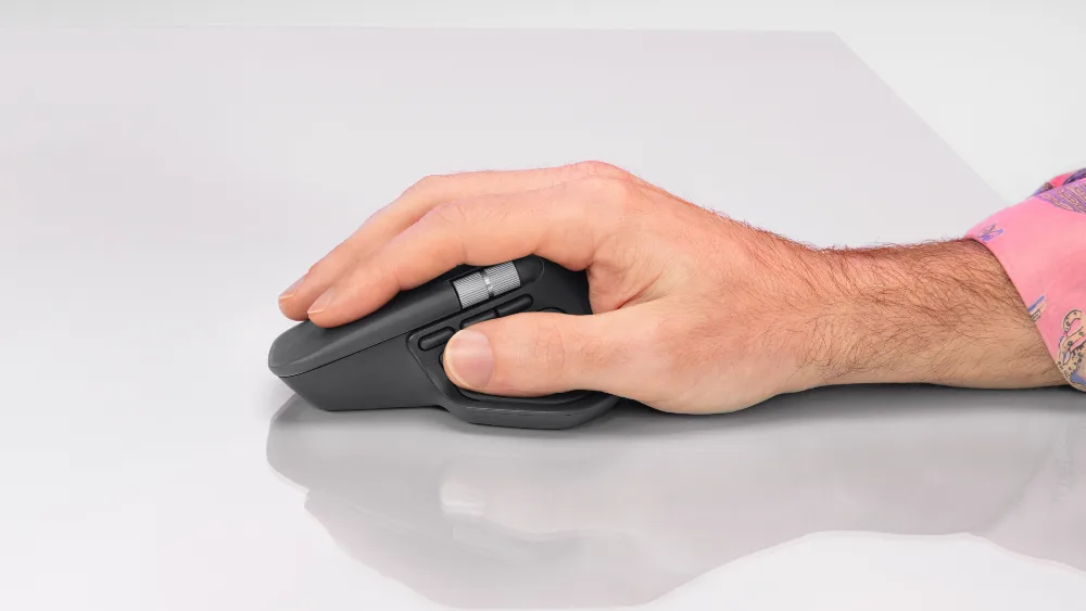 Рука на Logitech MX Master 4 — упор для большого пальца и наклон корпуса