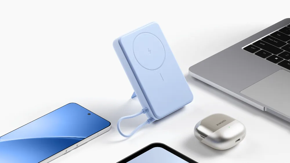 Stolda smartfon, noutbuk va quloqchin yonida Xiaomi Magnetic Power Bank 10000 with Built-in Stand