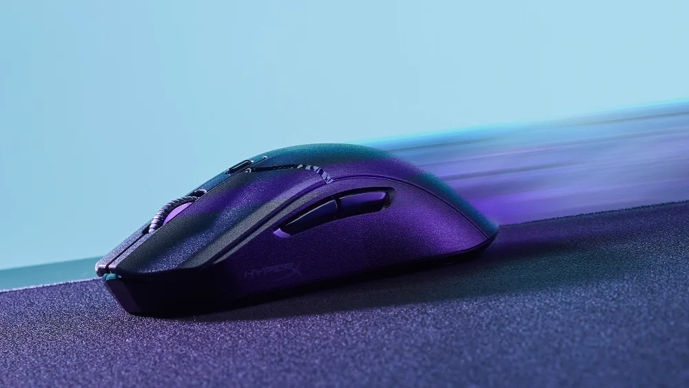 Gilamcha ustida harakatdagi HyperX Pulsefire Haste 2 Core Wireless sichqonchasi