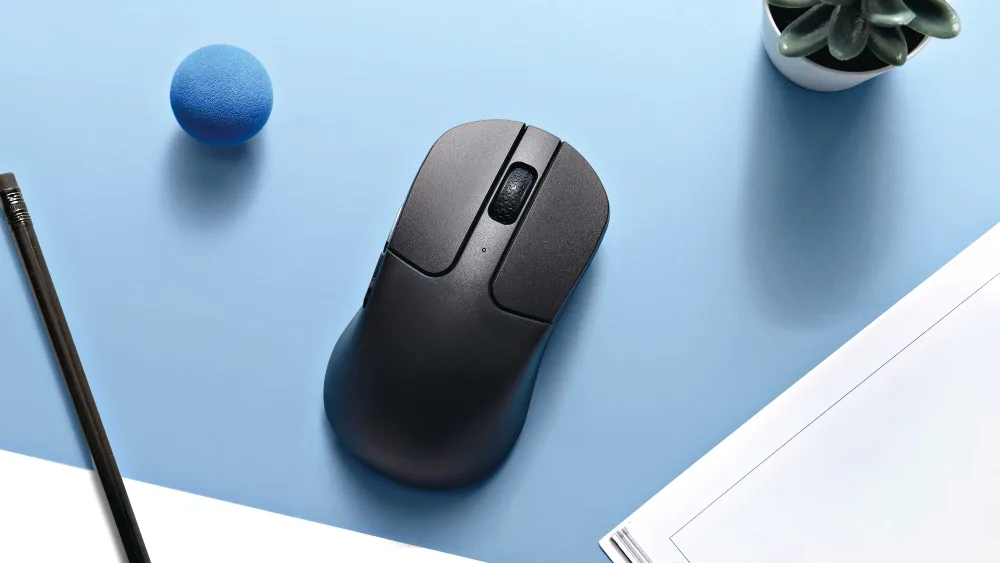 Havorang stoldagi qora Keychron M3 mini sichqonchasi