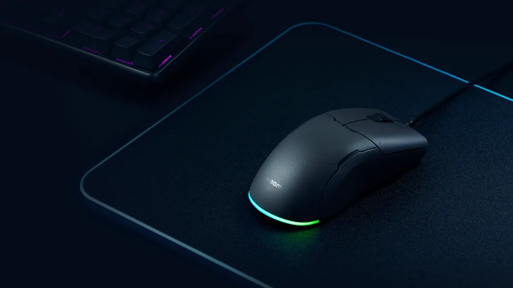 Oʻyin gilamchasidagi oʻralgan kabelli Xiaomi Gaming Mouse Lite