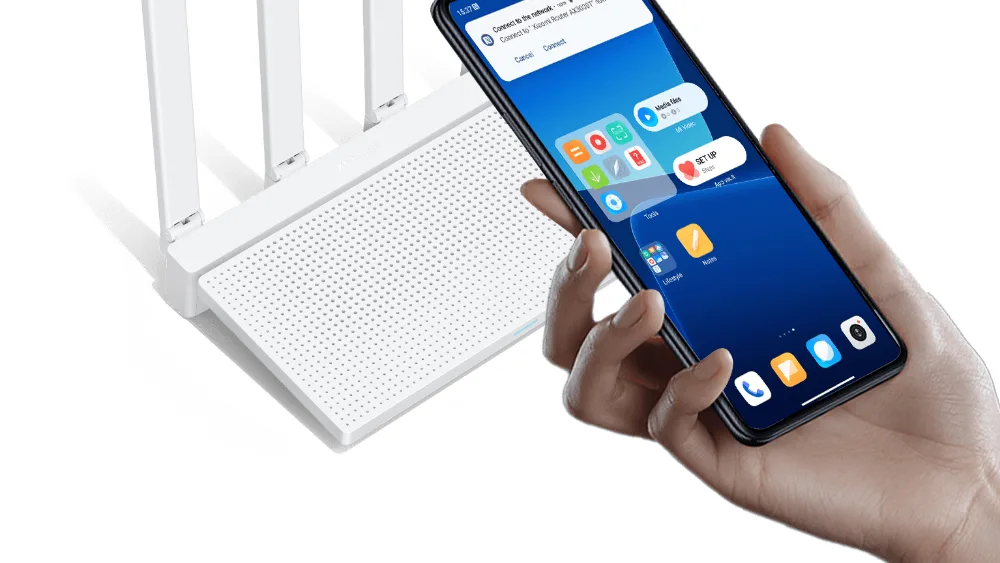 Телефон прикладывают к Xiaomi Router AX3000T, чтобы подключиться к Wi-Fi