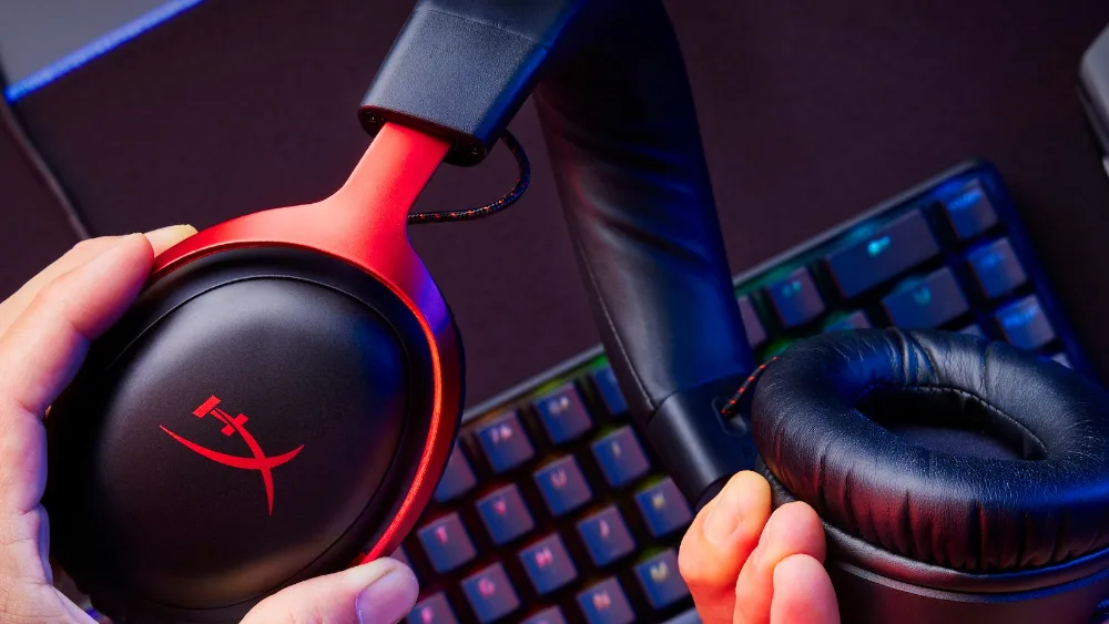 Klaviatura ustida qoʻlda simli HyperX Cloud III garniturasi