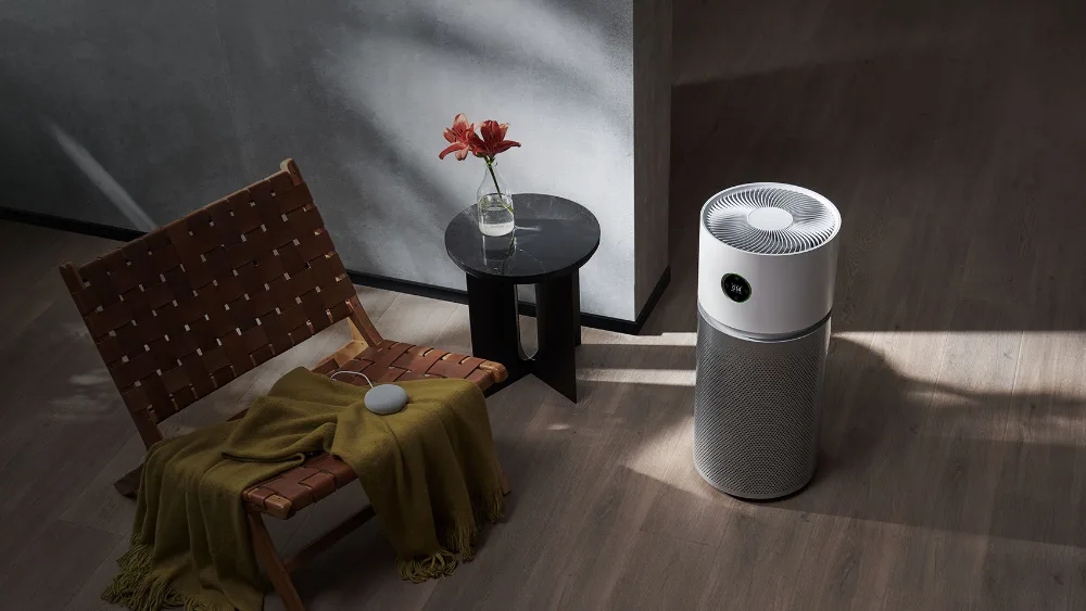 Kreslo yonida Xiaomi Smart Air Purifier Elite: havo sifati ekrani tepada