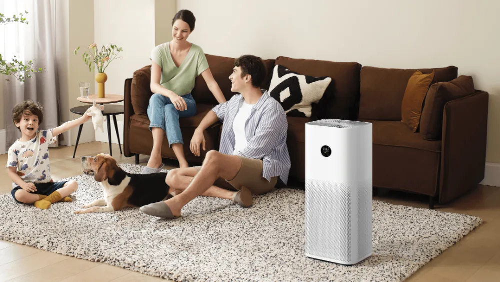 Mehmonxonada oila va it yonida Xiaomi Smart Air Purifier 4 Pro