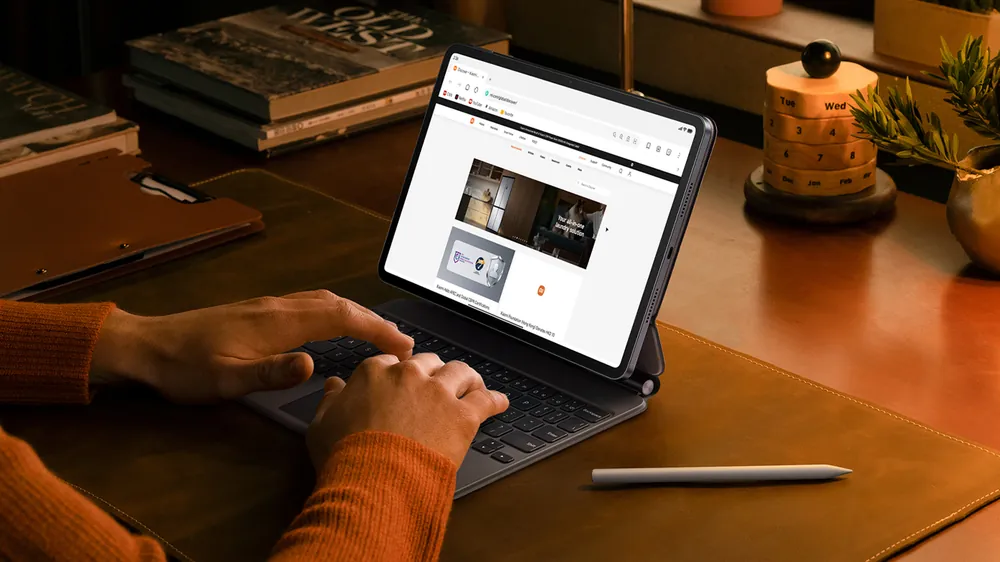 Stol ortida Focus Keyboard klaviaturali Xiaomi Pad 8 Pro da ishlash