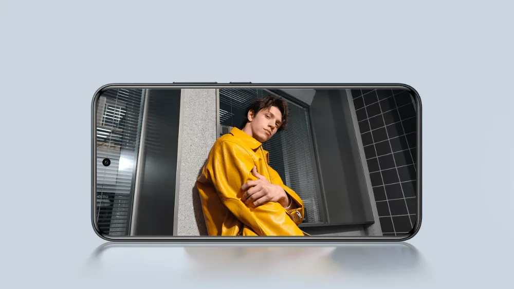 Портрет парня в жёлтой куртке на экране POCO M8 Pro 5G