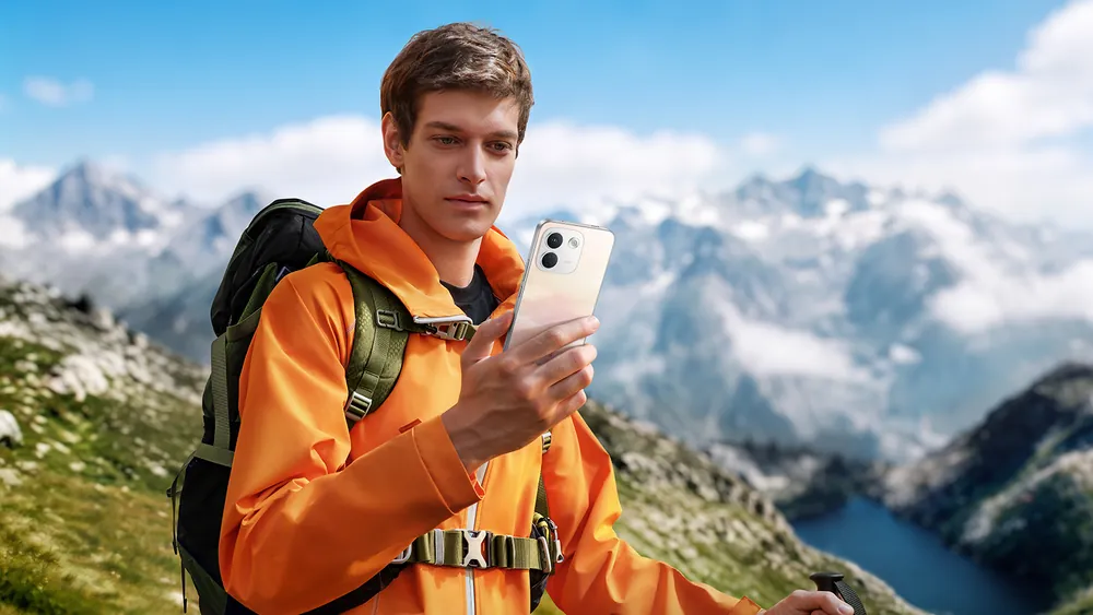 Togʻdagi sayyoh Redmi Note 17 Pro Max 5G ekraniga qaramoqda — sayohatlar uchun 10 000 mA·soat batareya