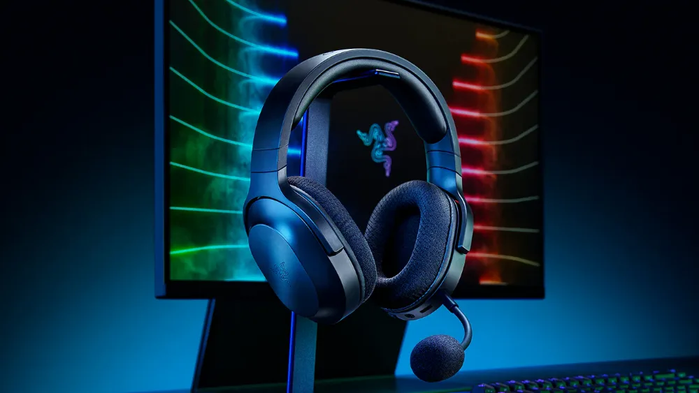 Беспроводная гарнитура Razer Barracuda X на подставке перед монитором