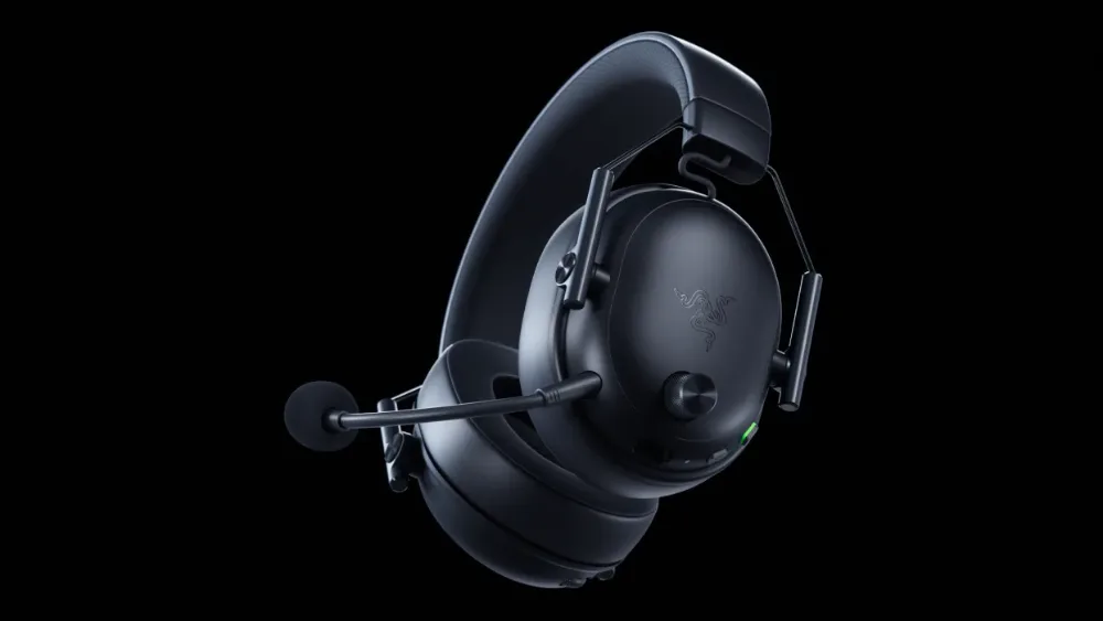 Yechiladigan mikrofonli qora Razer BlackShark V3 qorongʻi fonda