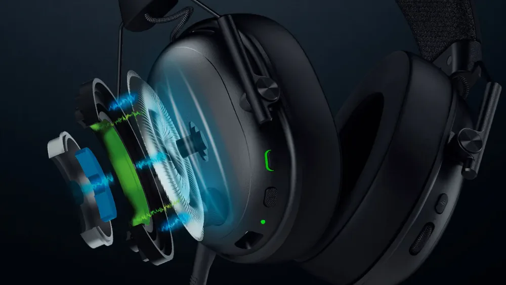 Razer BlackShark V3 garniturasining 50 mm TriForce Titanium dinamigi kosacha yonida qismlarga ajratilgan holda