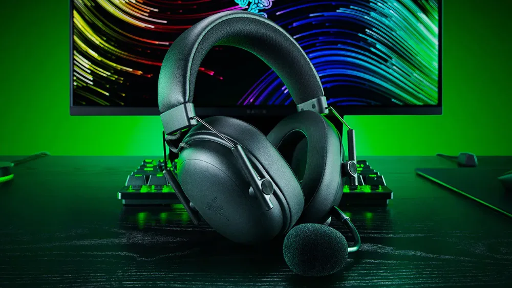 Беспроводная гарнитура Razer BlackShark V3 на столе у монитора
