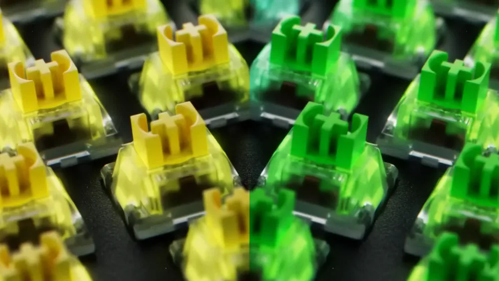 Жёлтые и зелёные механические переключатели Razer крупным планом