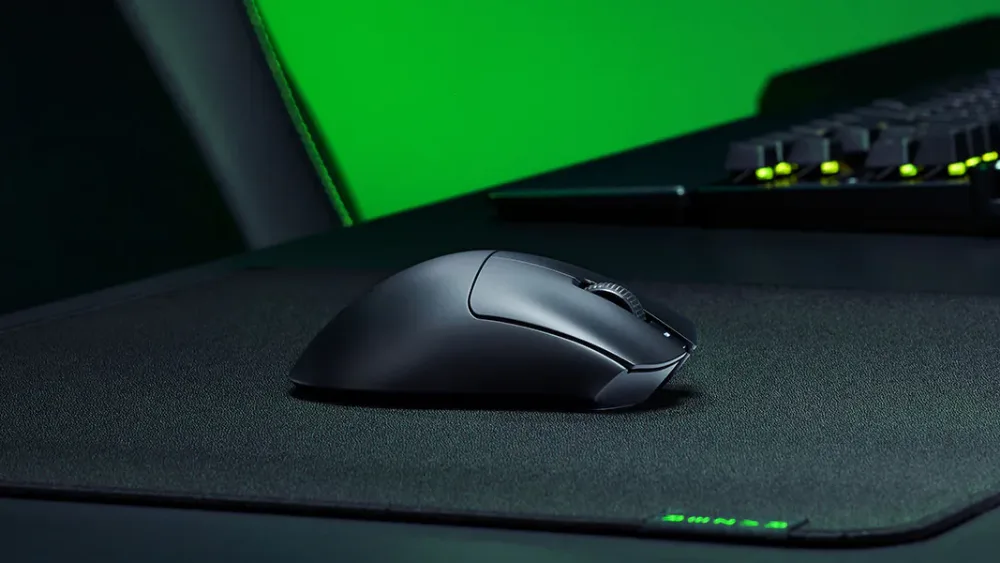 Беспроводная мышь Razer DeathAdder V3 HyperSpeed на коврике рядом с клавиатурой