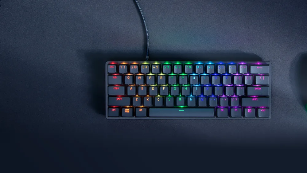 Компактная клавиатура Razer Huntsman Mini на столе