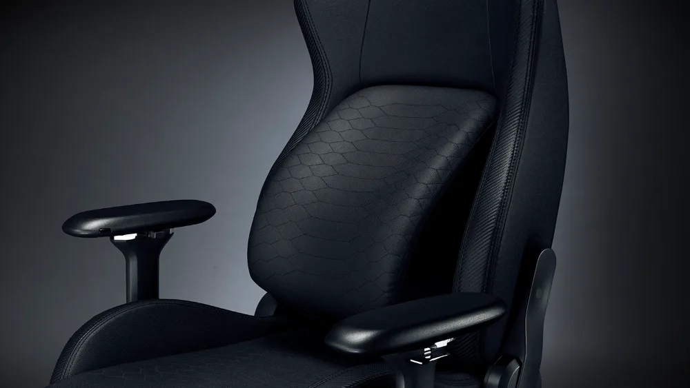 Спинка и сиденье Razer Iskur Black крупным планом: экокожа с тиснением и поясничная опора