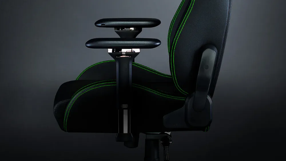 Подлокотник 4D кресла Razer Iskur, на фото — чёрно-зелёный вариант