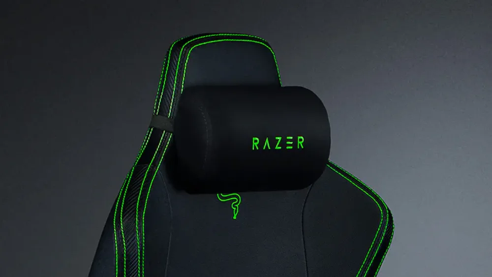 Подушка под голову на спинке Razer Iskur, на фото — чёрно-зелёный вариант кресла