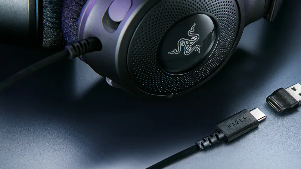 Razer Kraken V4 X kosachasi, USB-C kabel va USB-A adapteri