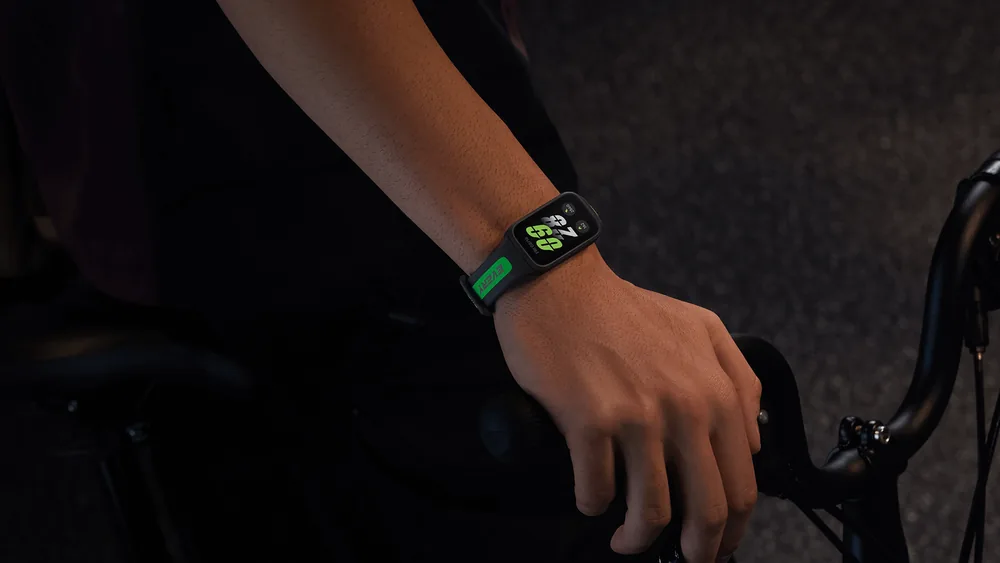 Kechqurun velosipedchi qoʻlidagi yorugʻlik taratadigan tasmali Xiaomi Smart Band 9 Active — yoʻnalishni bilaguzuk faqat telefon bilan yozadi