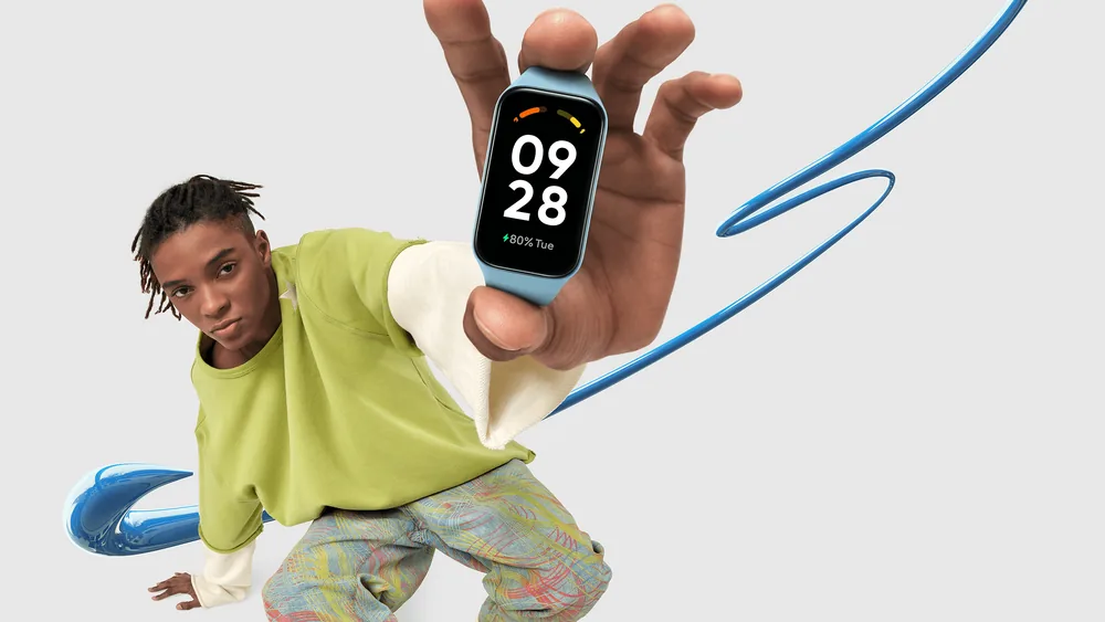 Yigit havorang tasmali Redmi Smart Band 2 ni uzatmoqda — 1,47″ ekran va tasmasiz 14,9 g