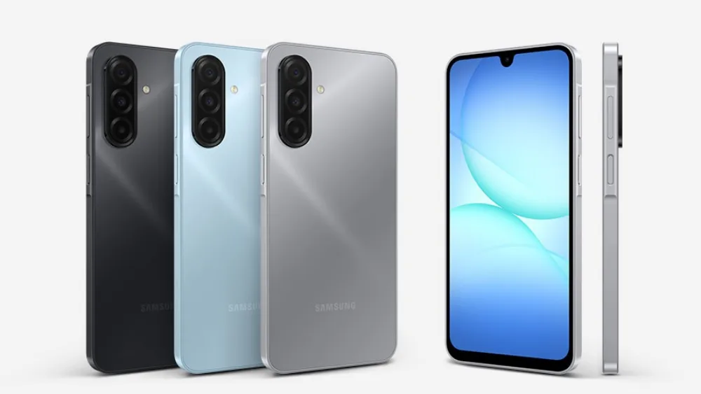 Samsung Galaxy A17 в чёрном, светло-голубом и сером цвете — вид сзади, спереди и сбоку