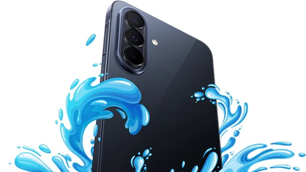 Samsung Galaxy A57 5G тёмно-синего цвета в брызгах воды