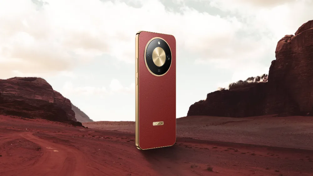 HONOR X9d в коричневом цвете с круглым блоком камеры стоит среди красных скал пустыни