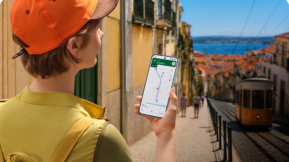 Турист на улице с трамваем держит Redmi Note 17 Pro Max с открытым пешеходным маршрутом на экране