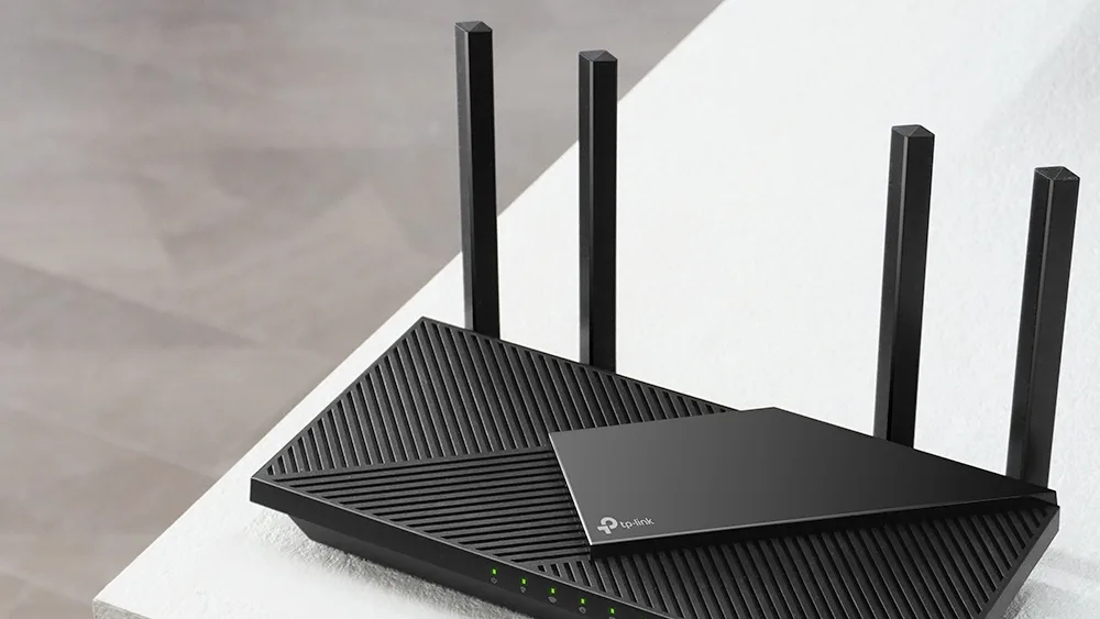 Роутер TP-Link Archer AX55 Pro с четырьмя антеннами на белой полке