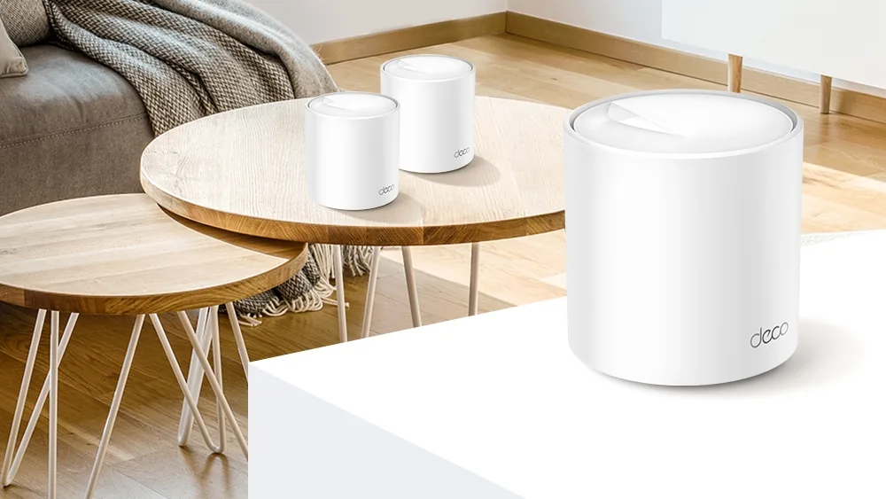 Три модуля Mesh-системы TP-Link Deco X60 в гостиной