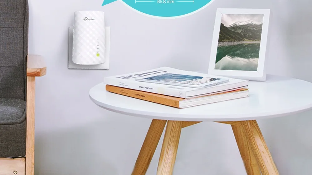 Усилитель TP-Link RE220 в розетке у столика