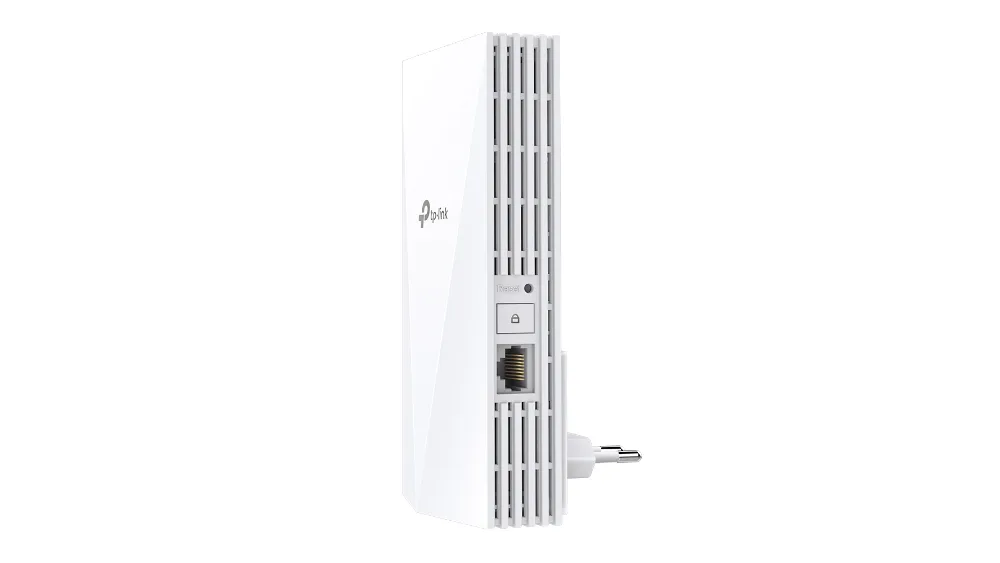 Усилитель TP-Link RE700X сбоку, виден гигабитный порт Ethernet