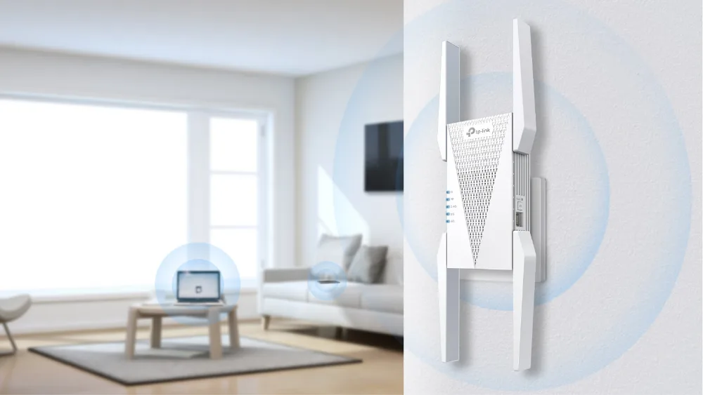 Усилитель Wi-Fi 6E TP-Link RE815XE с четырьмя антеннами в светлой гостиной