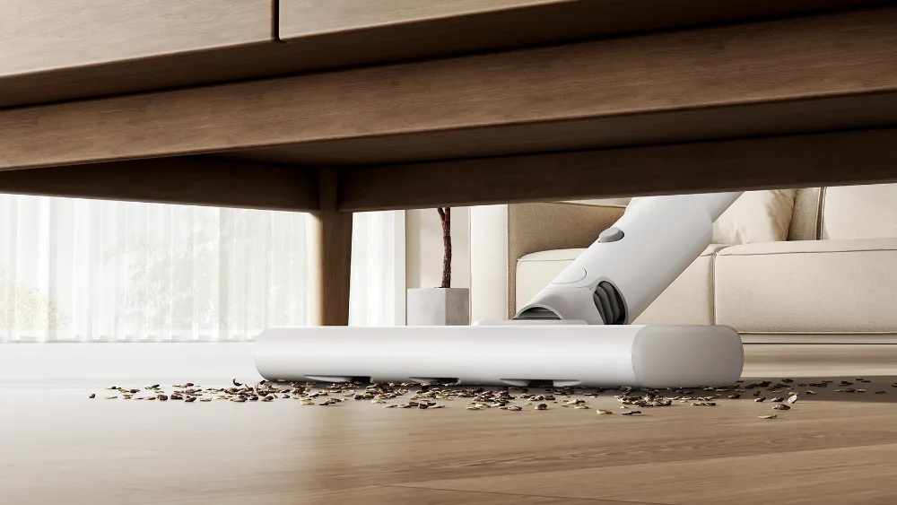 Xiaomi Vacuum Cleaner P30 past stol ostidagi ushoqlarni yigʻmoqda