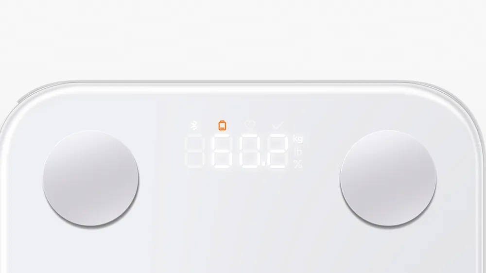 Xiaomi Body Composition Scale S400 displeyi: elektrodlar orasida ogʻirlik, puls, zaryad va Bluetooth belgilari