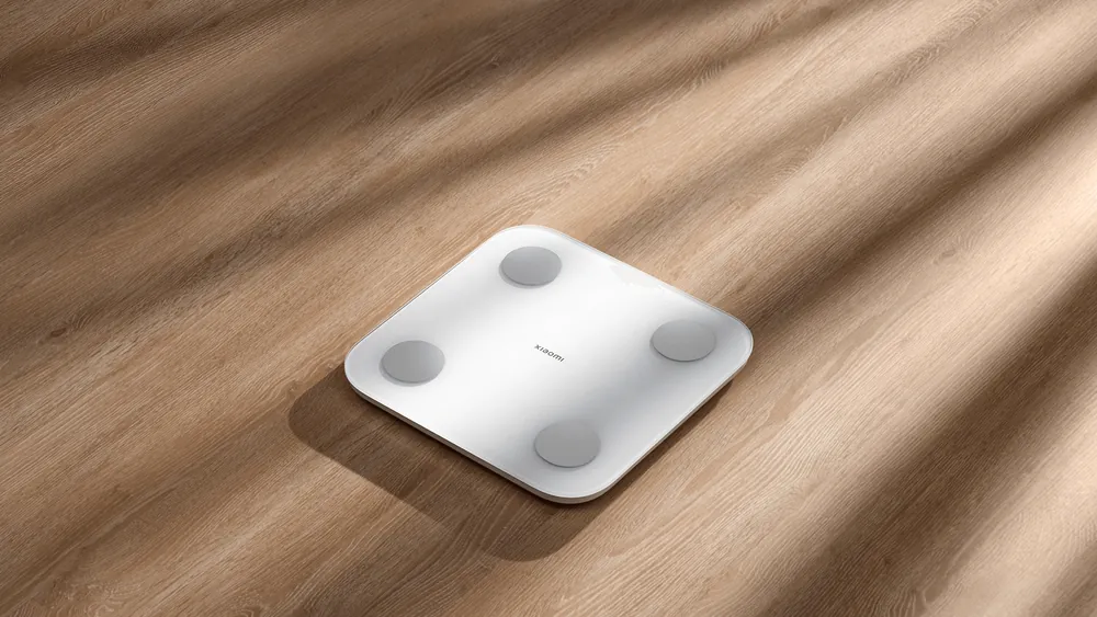 Yogʻoch poldagi Xiaomi Body Composition Scale S400 tarozisi — faqat Xiaomi Home ilovasi bilan ishlaydi
