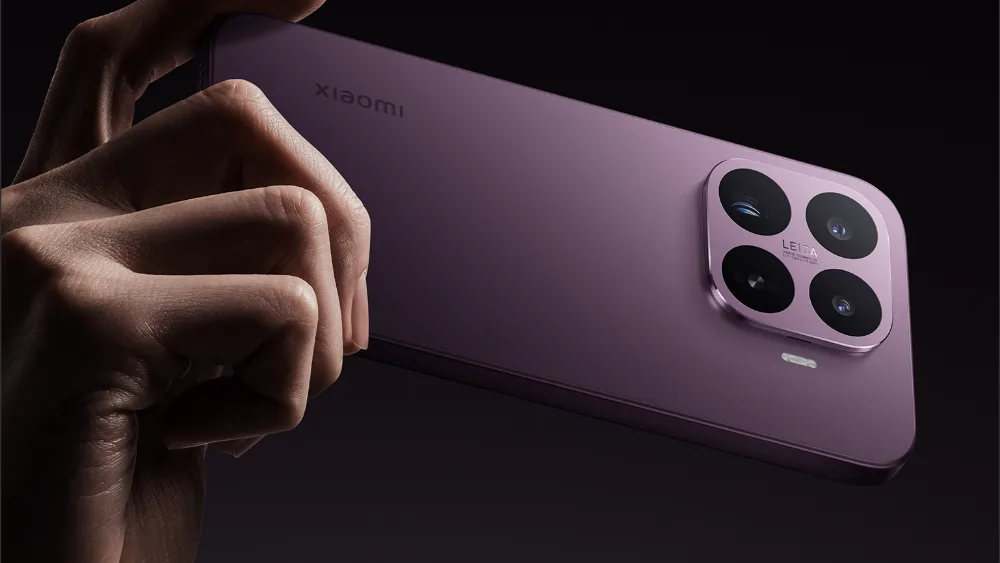 Qoʻldagi binafsha rangli Xiaomi 17T — 200 g va Leica periskopi