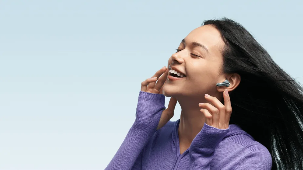 Shamolda Redmi Buds 8 Pro taqqan qiz — IP54 faqat quloqchinlarda, gʻilofda emas