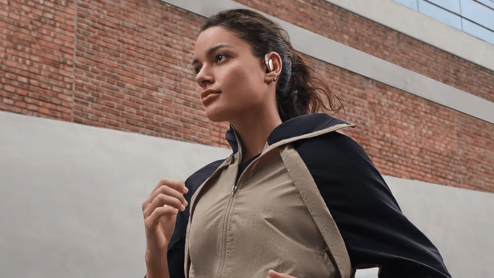 Sayrda Xiaomi OpenWear Stereo Pro taqqan qiz — gʻilofsiz 8,5 soatgacha