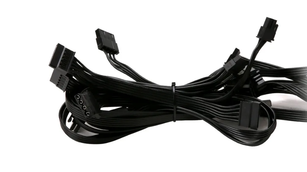 Zalman Decamax ning SATA, Molex va PCIe ulagichli yassi qora kabellari