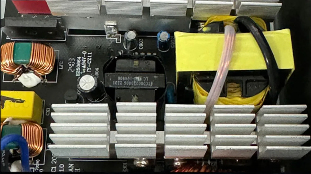 Zalman Decamax platasidagi alyuminiy radiatorlar va transformator