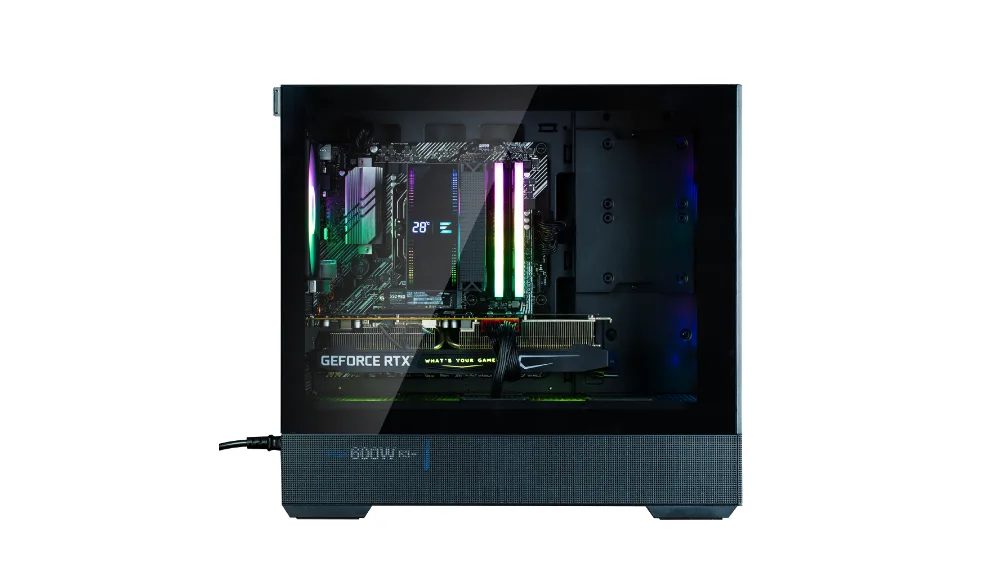 Чёрный Zalman P30 AIR сбоку через стекло — видеокарта, кулер и память с подсветкой