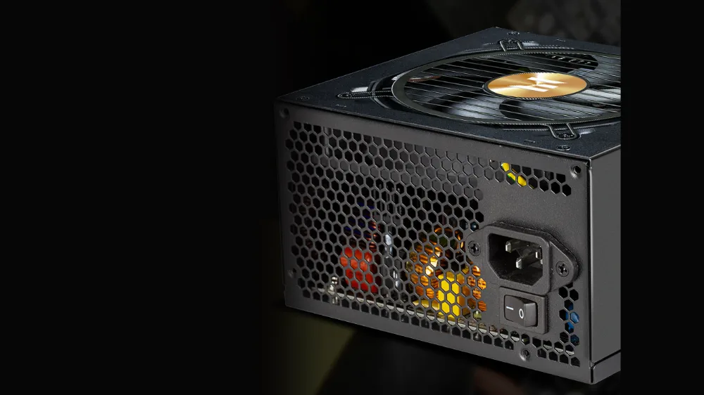 Задняя стенка Zalman TeraMax II: сотовая решётка, сетевой разъём и выключатель