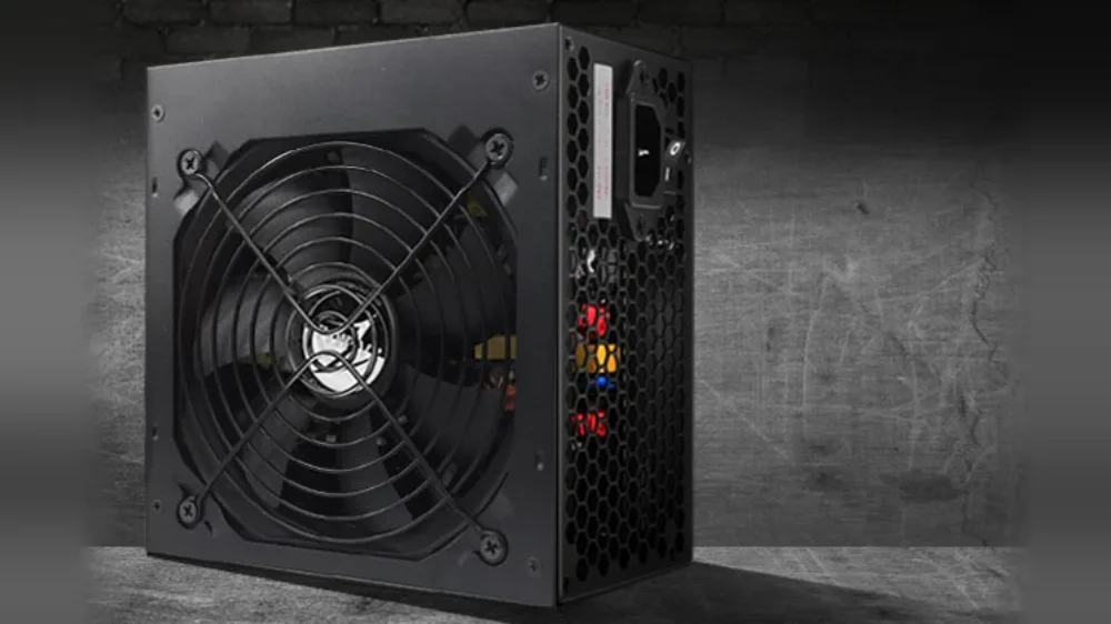 Zalman Wattbit II стоит на полу — вентилятор 120 мм и сотовая решётка сзади
